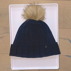 Lulu lemon winter pompom hat. Super soft. Never worn.